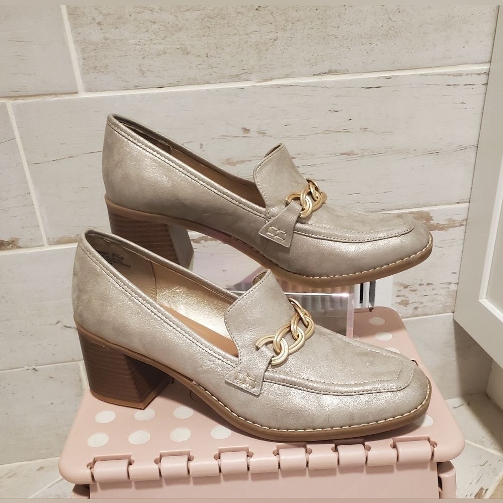 Baretraps Size 9 1/2 M Elegant Cream Loafers with Gold Chain Detail